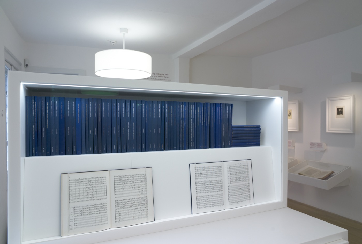 Händel-Haus Halle, Ausstellungsraum im 1. OG mit Vitrine und Beleuchtung