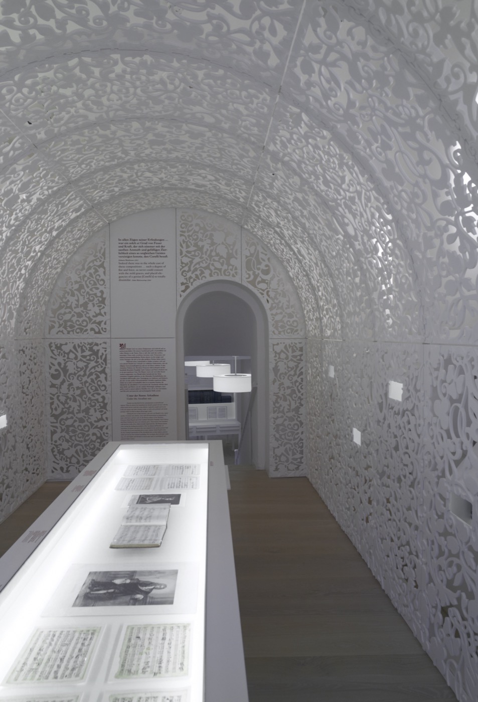 Händel-Haus Halle, Ausstellungsraum Arkadien mit gefräster Rauminstallation Laubengang und Beleuchtung