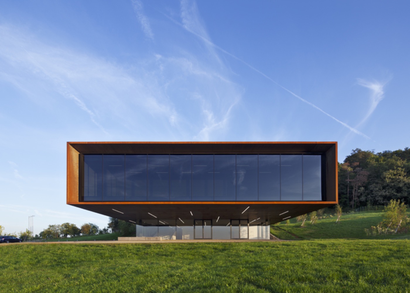 Keltenwelt am Glauberg, frontale Außenansicht des Museumsbaus mit Panoramafenster