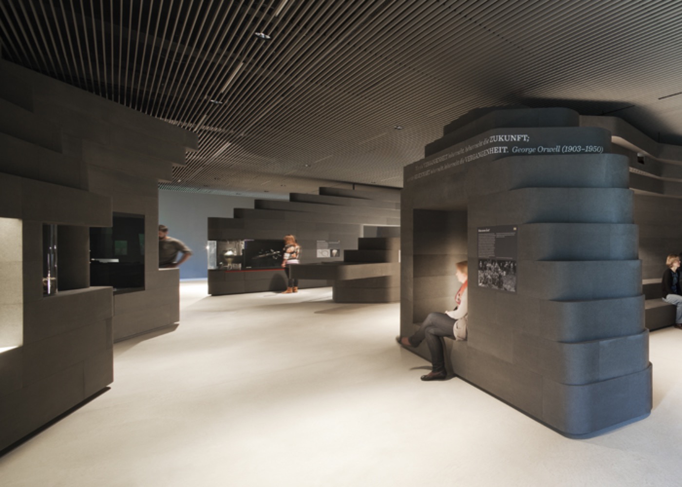 Keltenwelt am Glauberg, Ausstellungsraum mit Vitrinen und Sitzecken