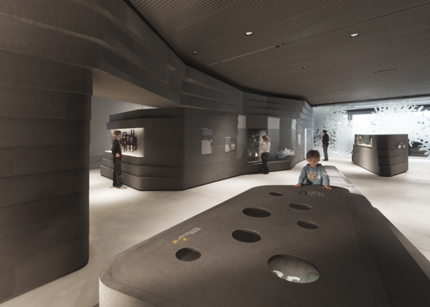 Keltenwelt am Glauberg, Ausstellungsraum mit großer Tischvitrine mit Gucklöchern