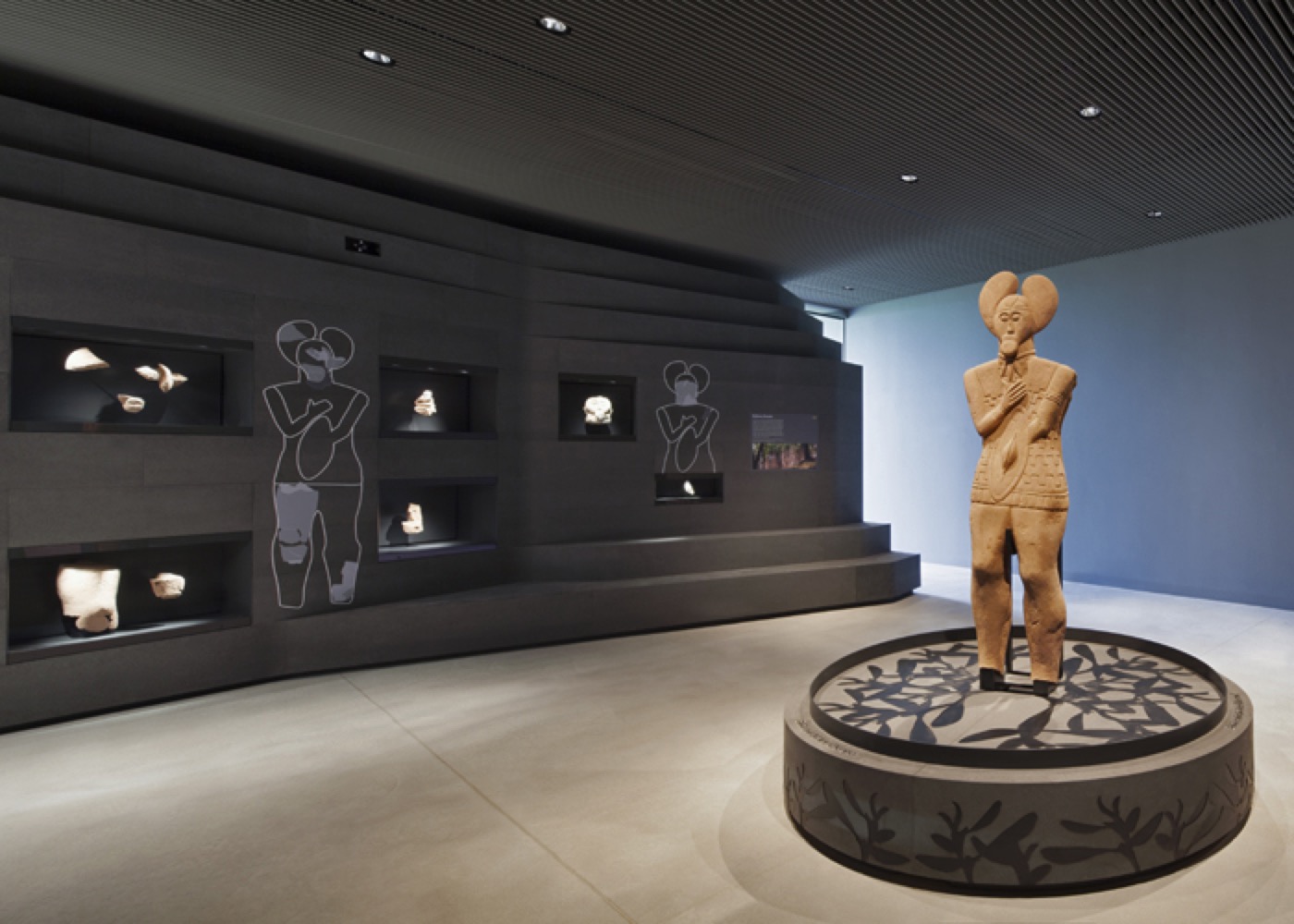 Keltenwelt am Glauberg, Ausstellungsraum mit großer Skulptur des Keltenfürsten